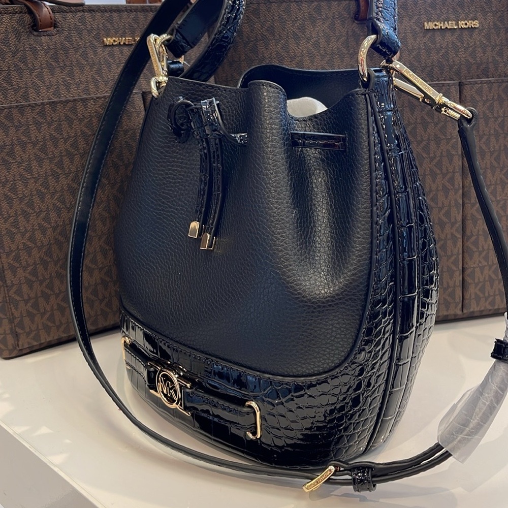 MICHAEL KORS
Reed Medium Pebbled Leather Belted Bucket Messenger Satchel Crossb - Picture 4 of 16